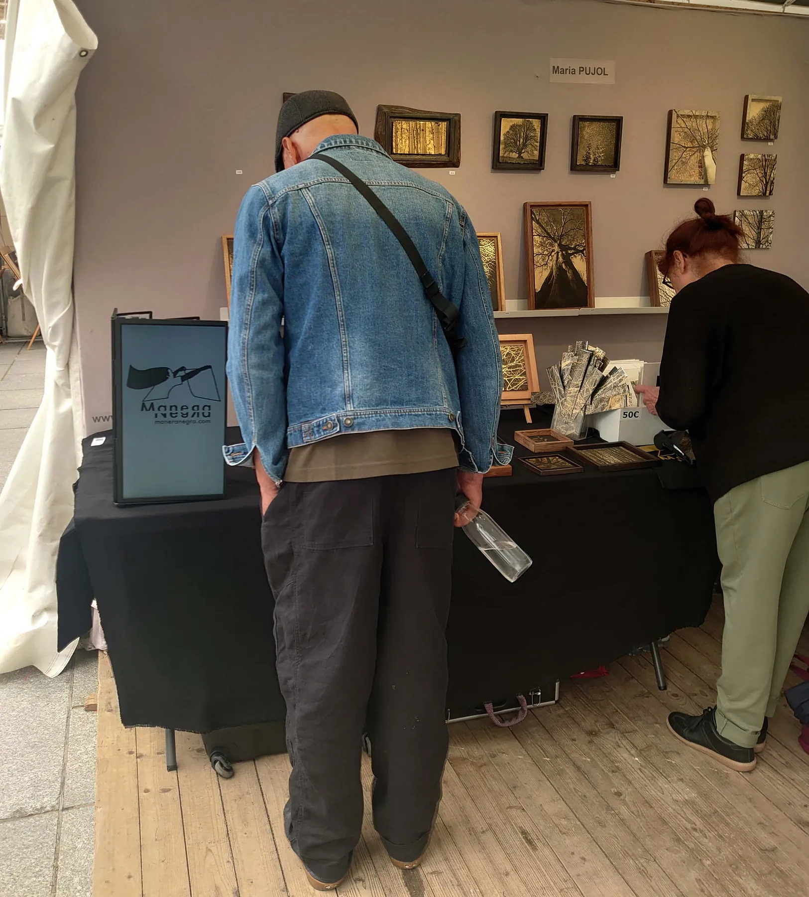 Estampas de la serie Àurea Umbra expuestas en el estand