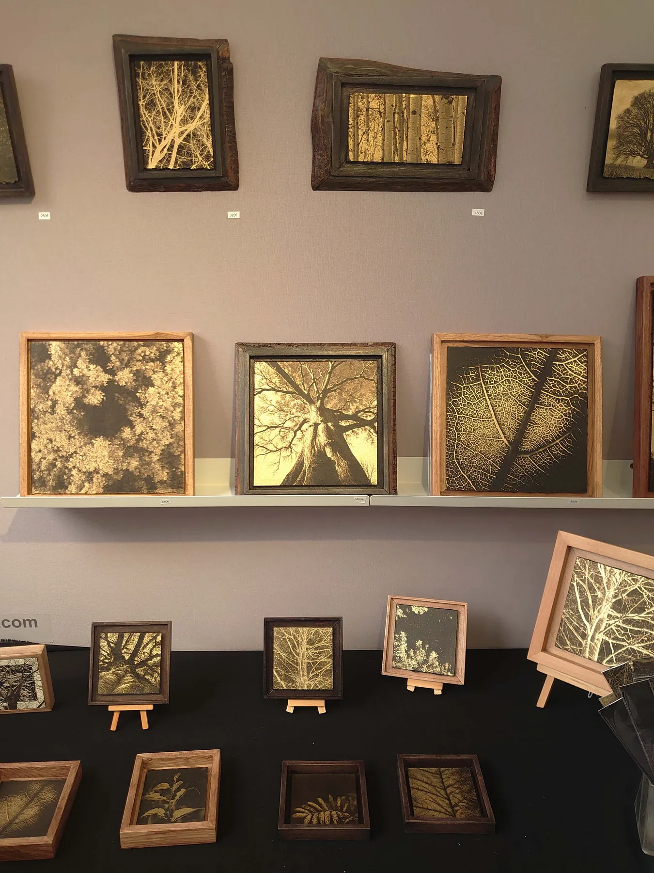 Detalle de fotograbados sobre pan de oro enmarcados de la serie Àurea Umbra