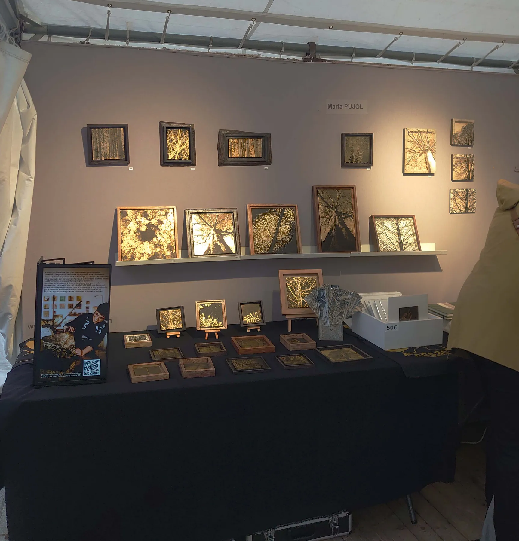 Pared del estand con la serie Àurea Umbra en pan de oro