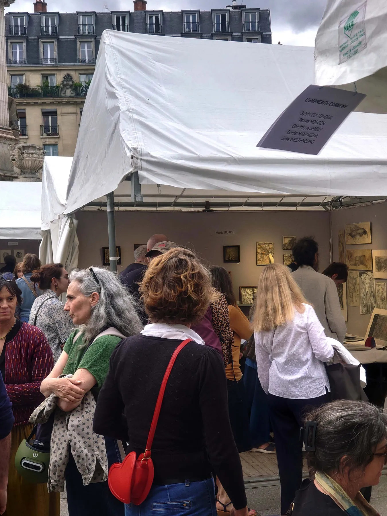 Visitantes observando la obra gráfica en pan de oro de María Pujol