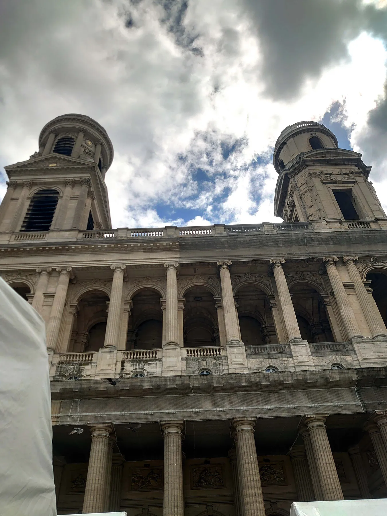 Fachada de la iglesia de Saint-Sulpice, sede de la feria en París