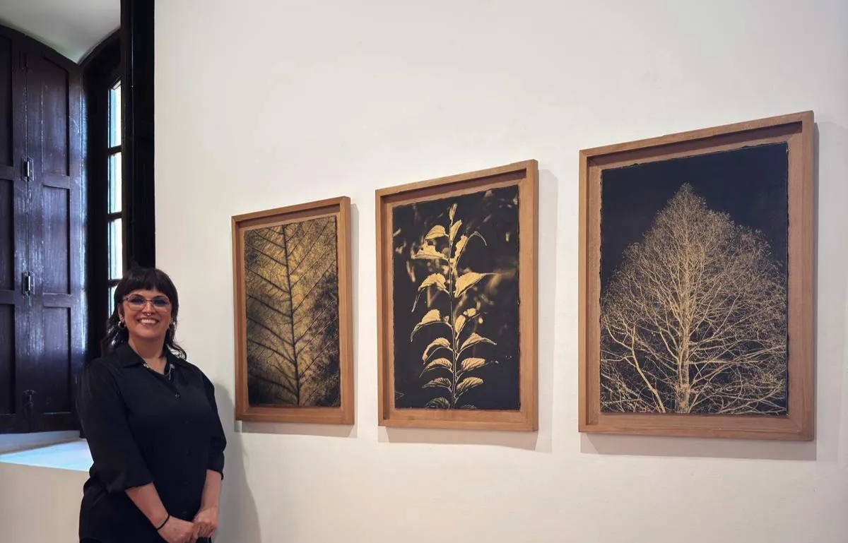 María Pujol junto a su obra en el Museo de Obra Gráfica de San Clemente